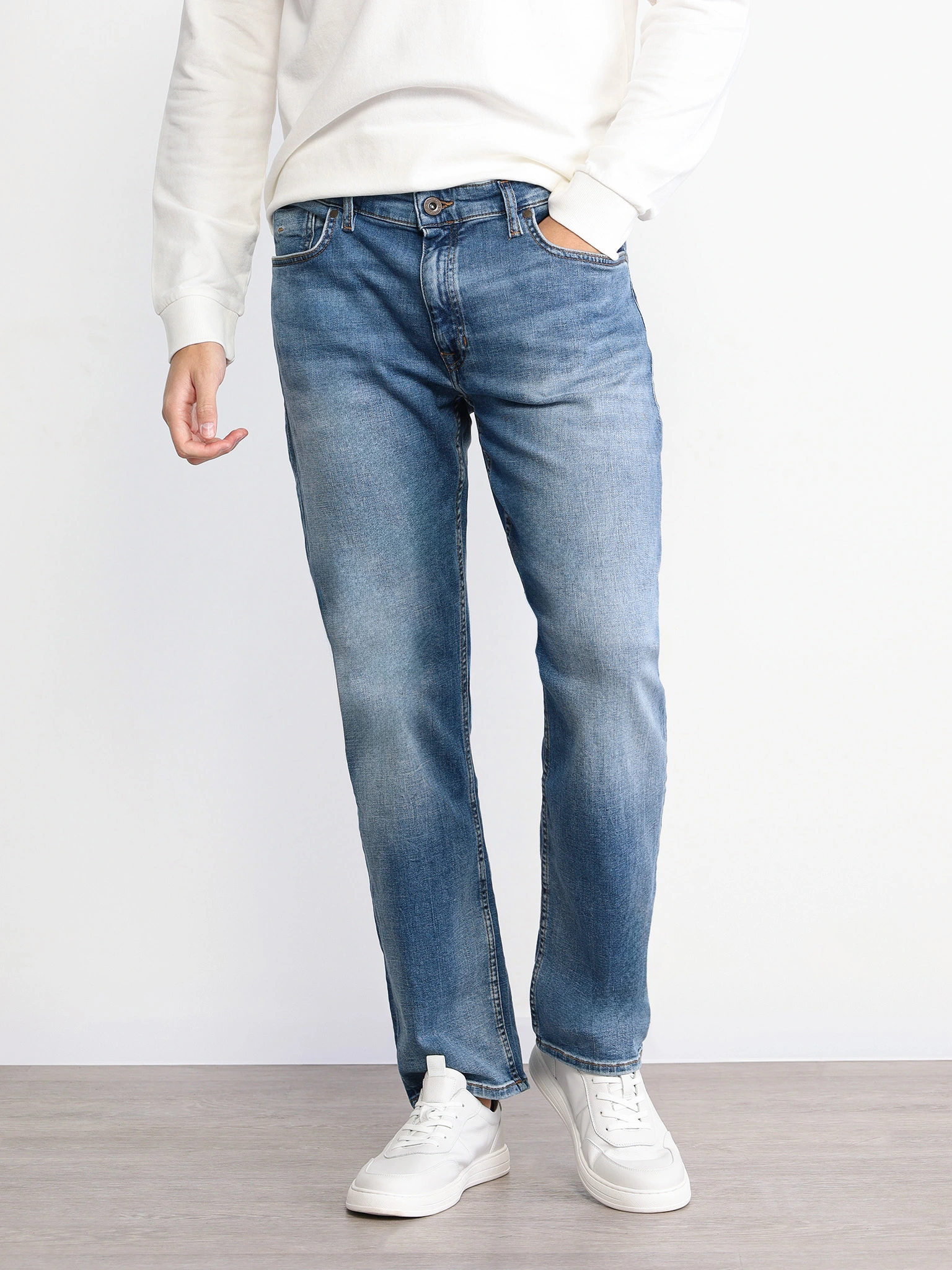 Джинсы классические голубого цвета из смесового хлопка